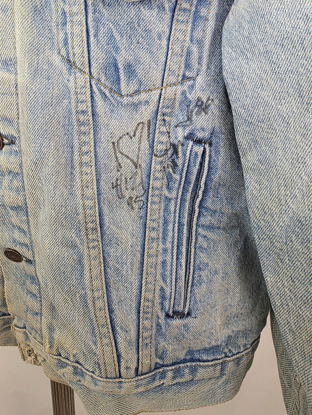 Levi's Vintage 80's Blue Denim Type III Trucker Distressed Jacket Size 42 - Picture 3 of 12